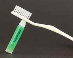 牙刷绿色牙膏孤立的