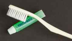 牙刷绿色牙膏孤立的