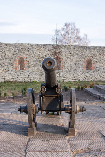 古老的大炮轮子dubno乌克兰