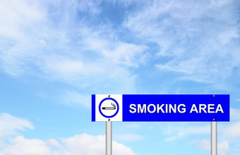 吸烟区域标志蓝色的天空