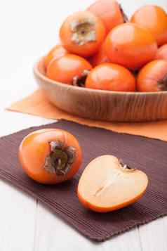 异国情调的热带橙色水果柿子服务木板