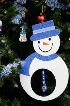 雪男人。挂艺术圣诞节树点缀