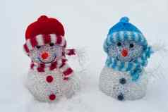 白色圣诞节快乐的蓝色的红色的雪人