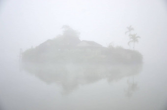 岛多雾的周围