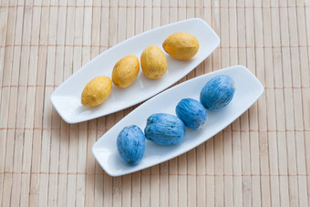 画黄色的蓝色的坚果盘子