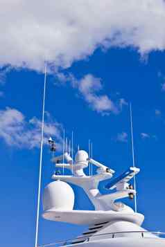 船只天线导航系统与天空
