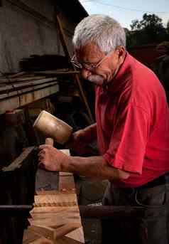 木雕艺人工作锤凿
