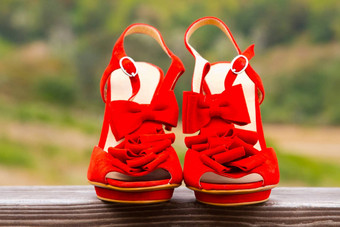 红色的婚礼鞋子
