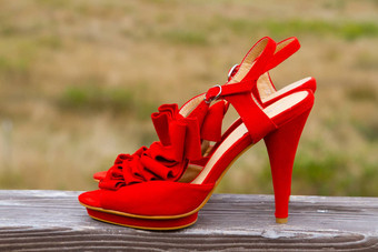 红色的婚礼鞋子