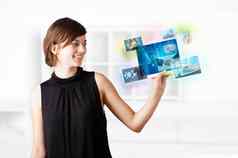 年轻的女人浏览图片现代平板电脑