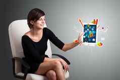 女人持有现代平板电脑色彩斑斓的图图