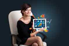 女人持有现代平板电脑色彩斑斓的图图