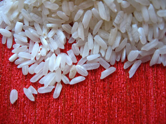 分散大米红色的背景