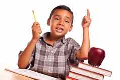 拉美裔男孩提高手书苹果铅笔纸