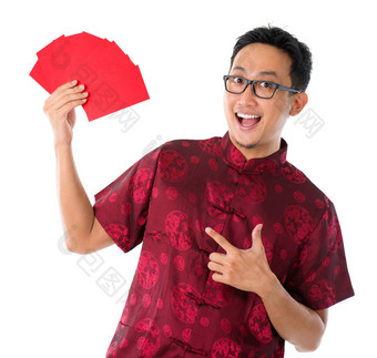亚洲中国人男人。显示红色的包