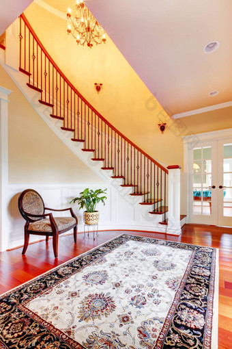 入口弯曲的楼梯奢侈品地毯椅子