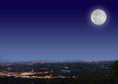 约翰内斯堡晚上城市景观大明亮的月亮蓝色的黑色的天空