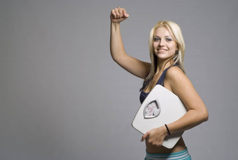 减肥年轻的女人快乐手臂二头肌目标饮食重量