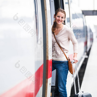 漂亮的年轻的女人登机火车