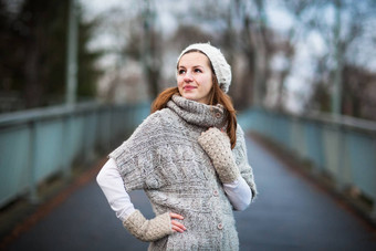 年轻的女人穿着温暖的<strong>羊毛</strong>开襟<strong>羊毛</strong>衫