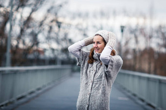 年轻的女人穿着温暖的<strong>羊毛羊毛</strong>衫