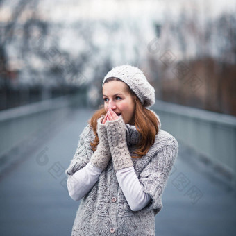 年轻的女人穿着温暖的<strong>羊毛</strong>开襟<strong>羊毛</strong>衫