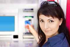 女人撤回钱信贷卡自动取款机
