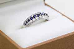 钻石蓝宝石订婚环