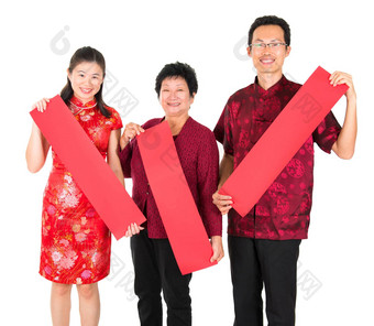 亚洲中国人家庭持有红色的春天<strong>对联</strong>