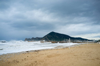 狂风暴雨的度假胜地海滩