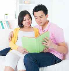 亚洲夫妇阅读书