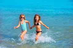 孩子们女孩朋友运行海滩海岸