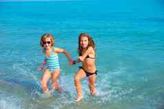 孩子们女孩朋友运行海滩海岸