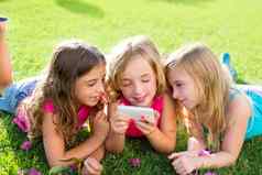 孩子们朋友女孩玩互联网智能手机