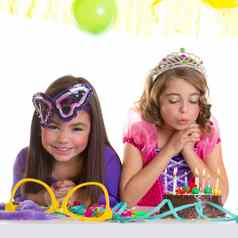 孩子们快乐女孩吹生日聚会，派对蛋糕