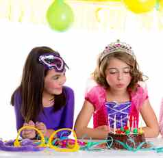 孩子们快乐女孩吹生日聚会，派对蛋糕