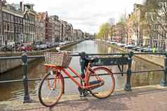 橙色自行车桥阿姆斯特丹城市荷兰