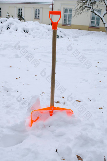 橙色雪清洁工具雪堆冬天房子