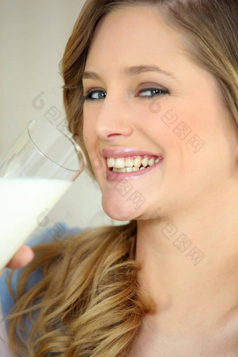 女人喝玻璃牛奶