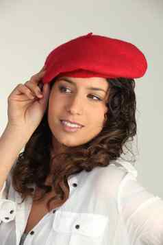 浅黑肤色的女人穿红色的贝雷帽