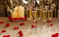 黄金闪闪发光的婚礼接待设置香槟