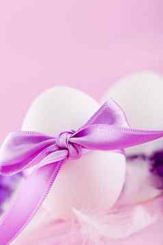 节日传统的复活节蛋装饰紫色的