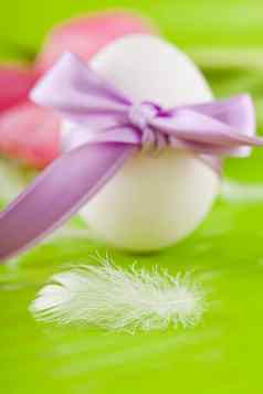 传统的复活节蛋装饰郁金香丝带