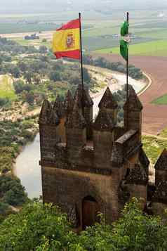 阿莫多瓦的里约中世纪的城堡旗帜西班牙安达卢西亚