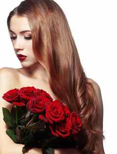 美丽的女孩持有群玫瑰