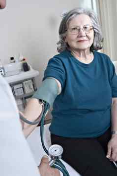 医生测量成熟的病人血压力