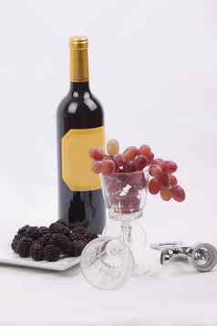 瓶红色的酒玻璃填满葡萄