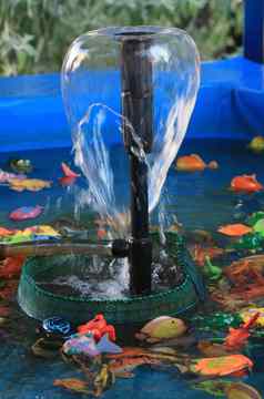 花园喷泉蓝色的游泳池孩子们的塑料