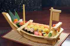 各种各样的寿司日本食物船