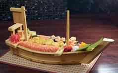 各种各样的寿司日本食物船